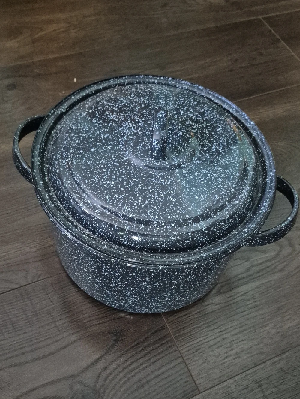 Pair Of Enamelware Vintage Pots With Lids. Nice Condition.